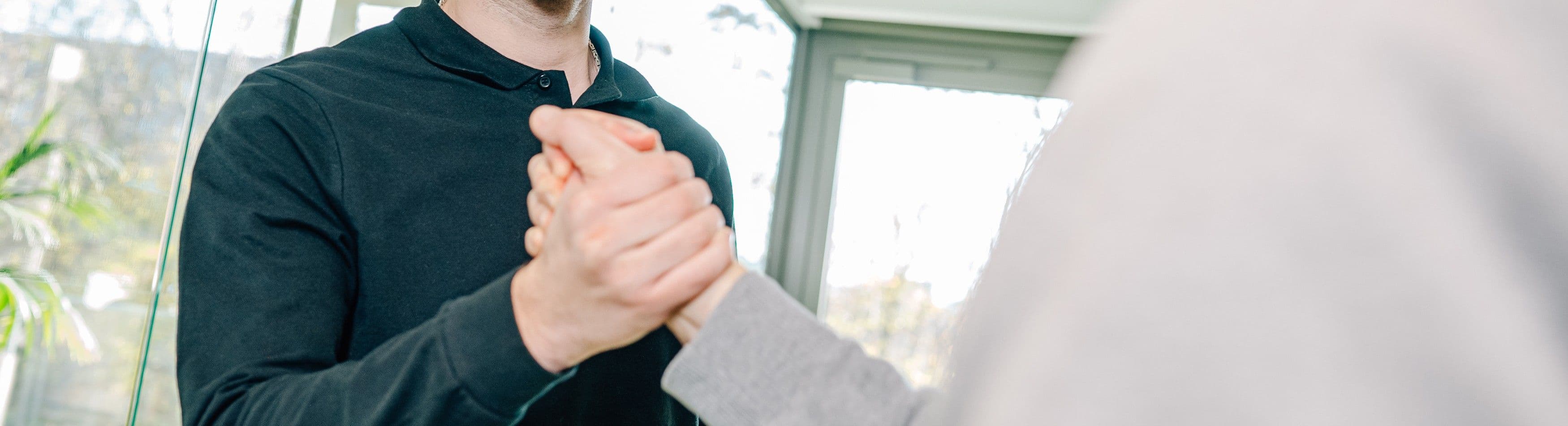 Handschlag mit unserem erfolgreichen Azubi