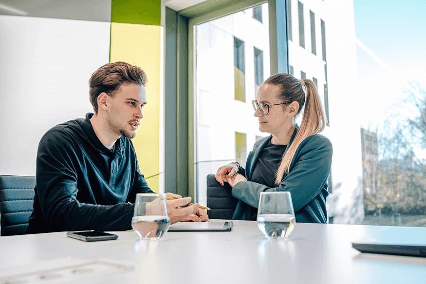 Mitarbeitergespräch - Kein Spiel allein